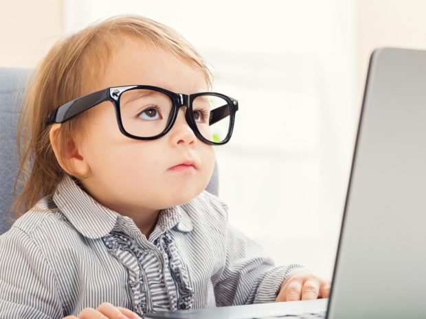 bambino con gli occhiali davanti il computer