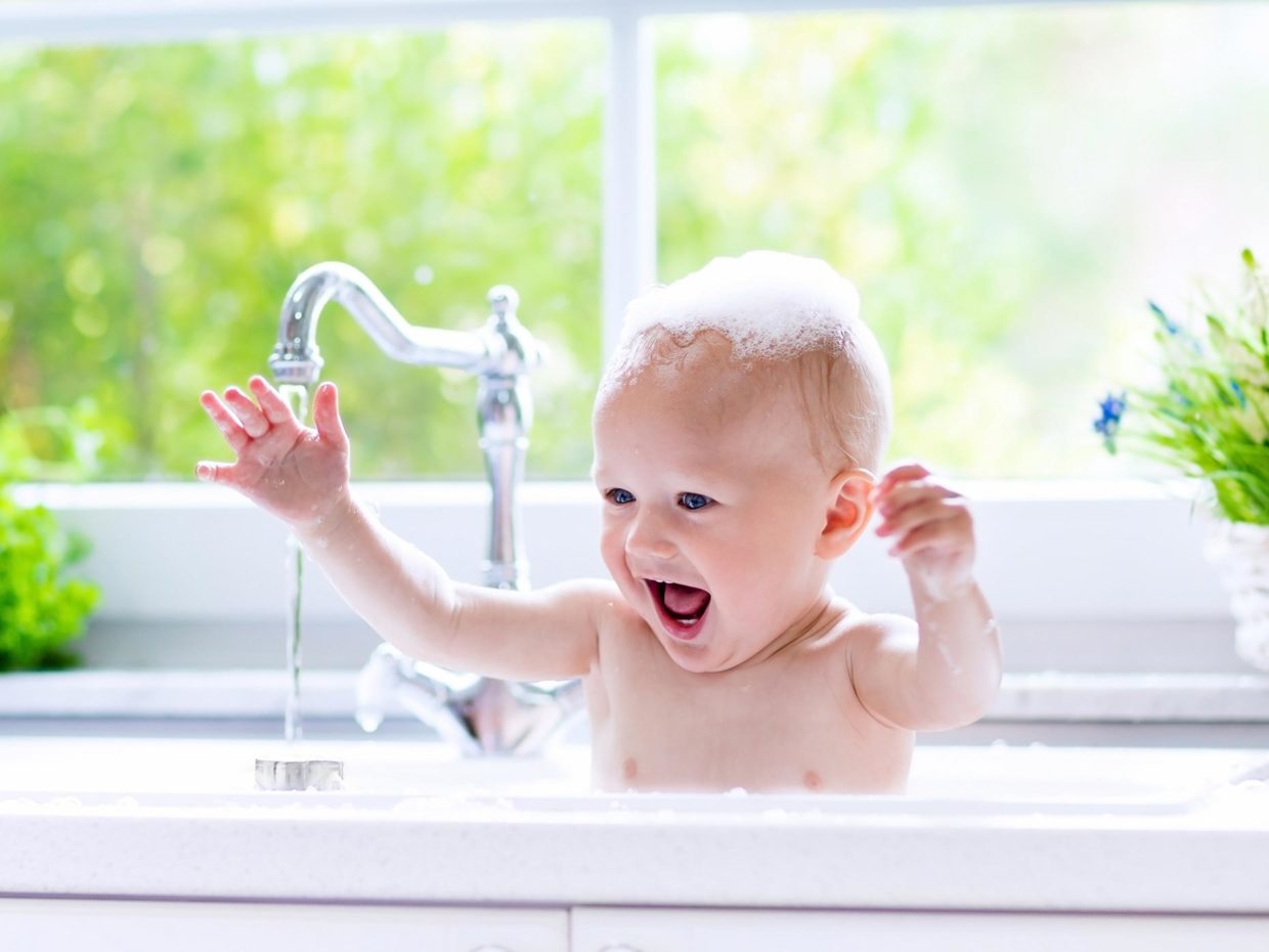 Come prevenire gli incidenti domestici dei bambini in bagno