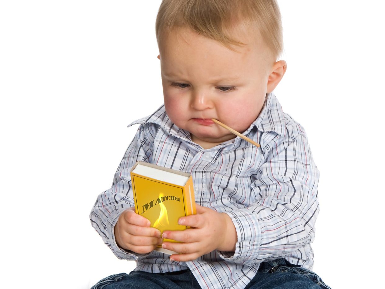 bambino gioca con una scatola di fiammiferi