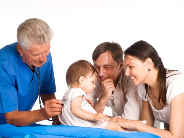 genitori con figlia in visita dal pediatra