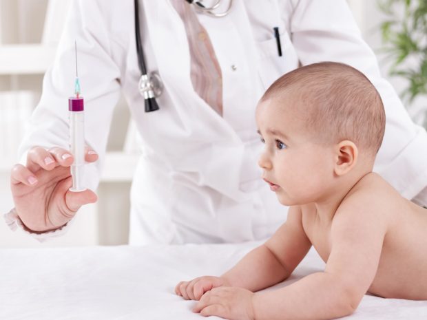neonato in studio medico per la vaccinazione