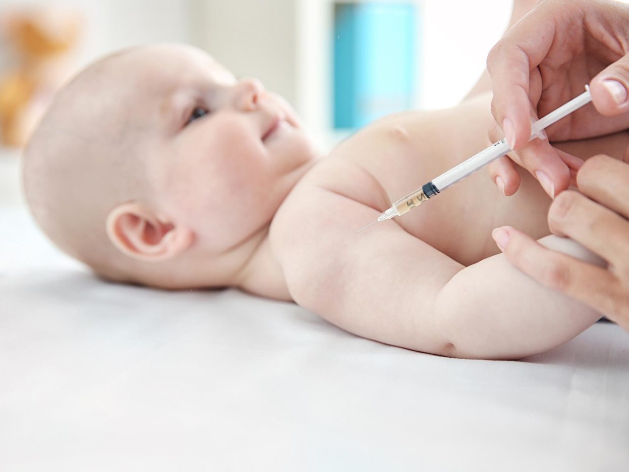 esecuzione di una vaccinazione ad un neonato