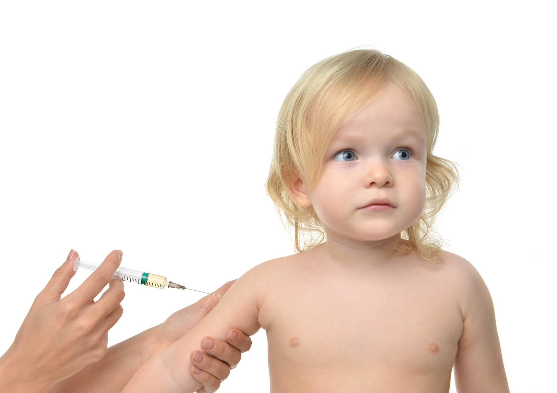 bambina bionda viene vaccinata dal medico