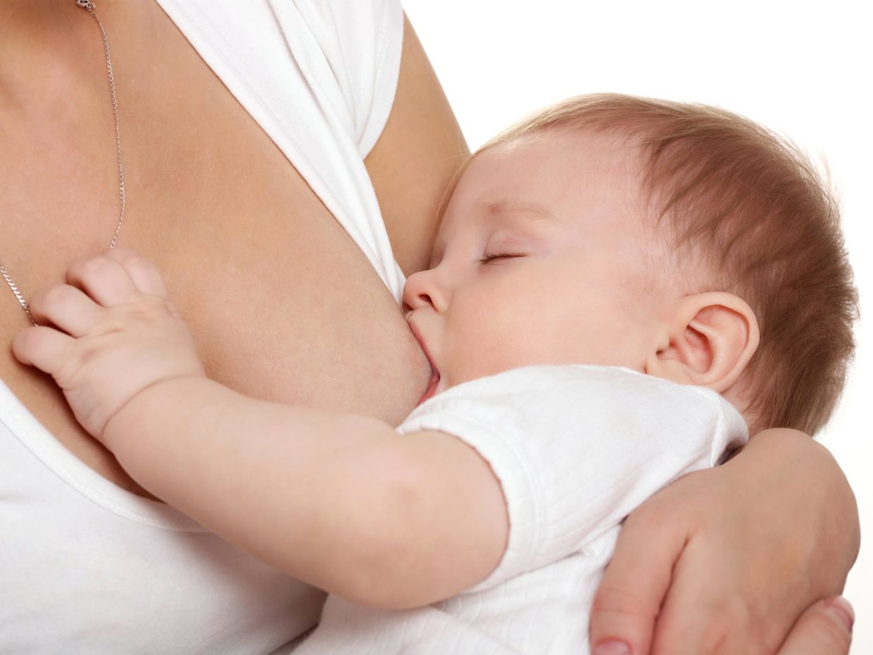 mamma allatta al seno il figlio neonato