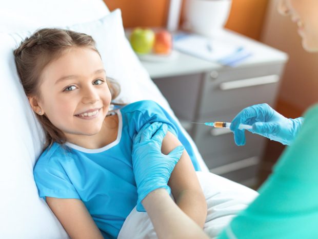 ragazzina sorridente dal pediatra per le vaccinazioni