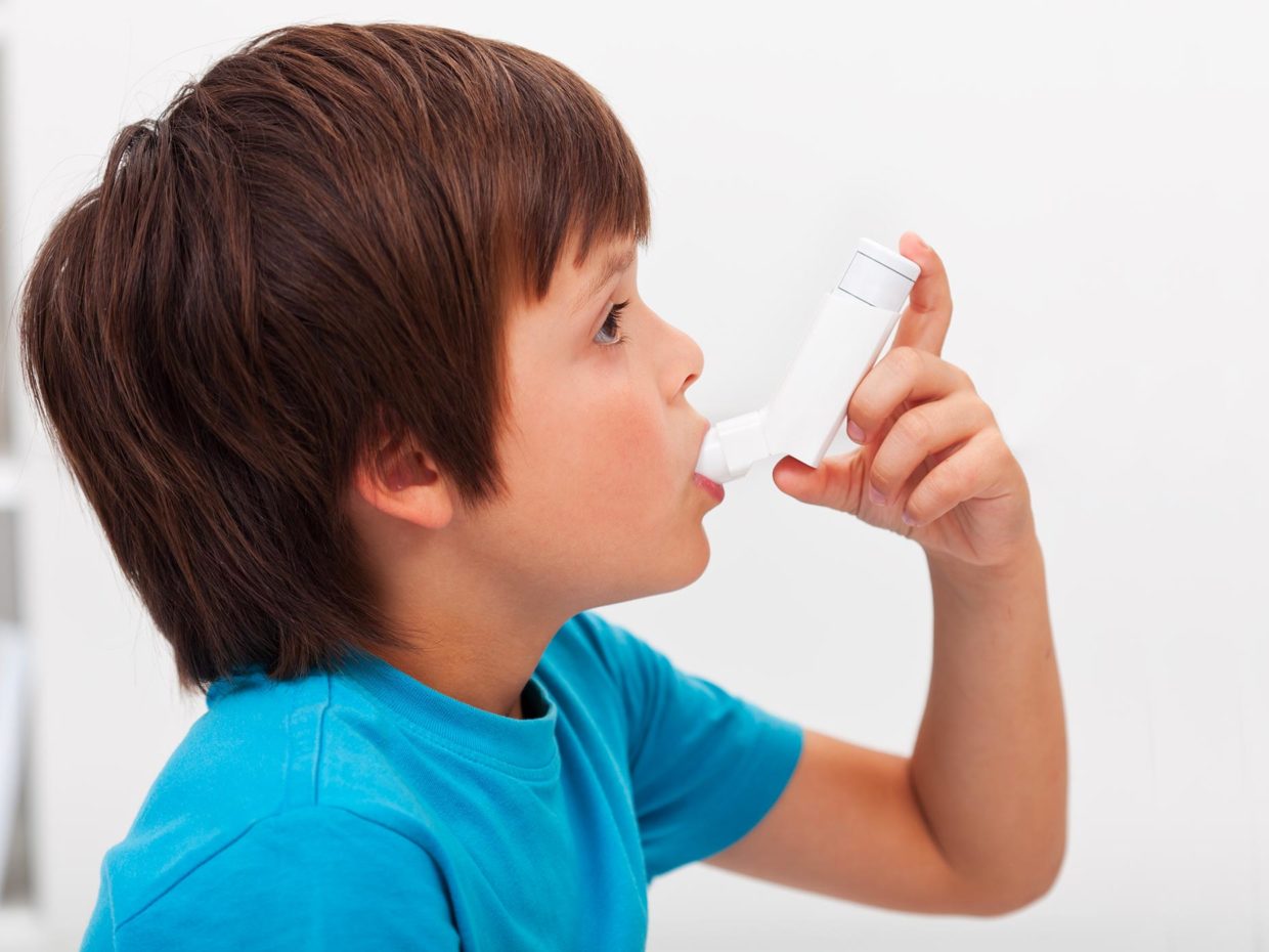 bambino utilizza distanziatore per asma