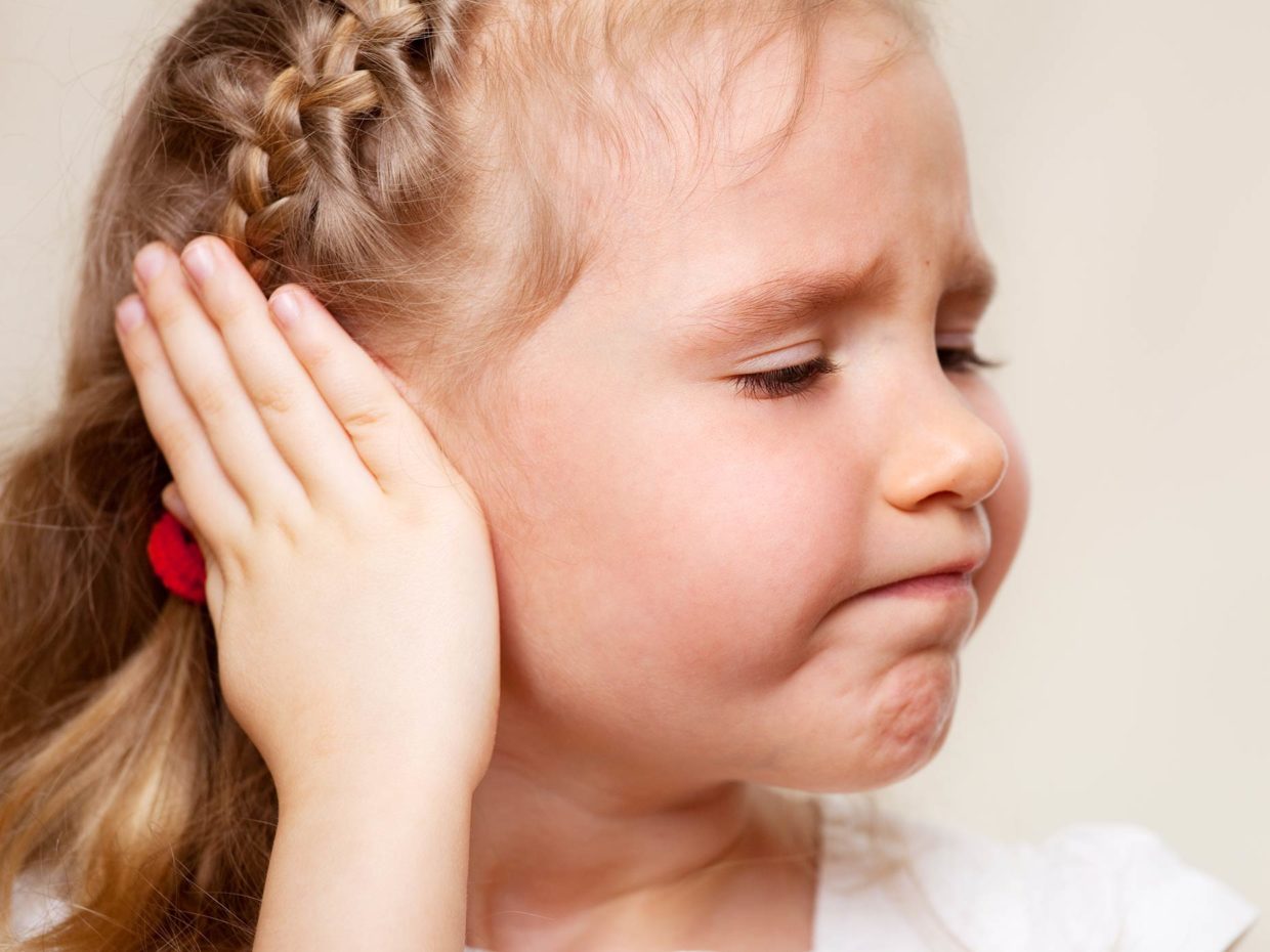 bambina si tocca orecchio dolorante
