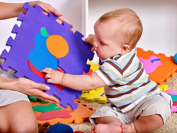 bambino gioca con puzzle composto da forme colorate