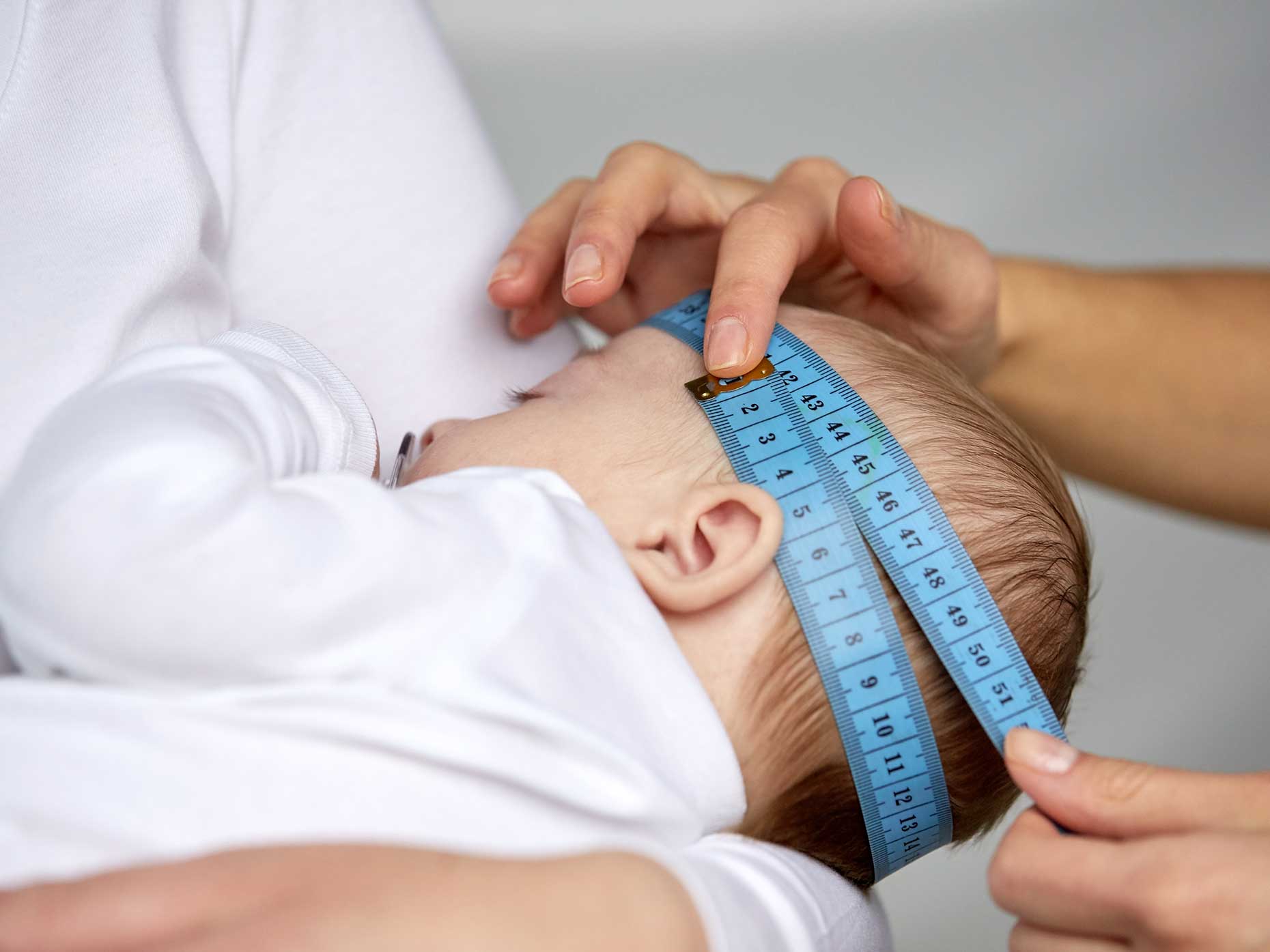 Большая окружность головы. Измерение окружности головы. Измерение головы ребенка. Измерение окружности головы новорожденного. Измерение окружности головы ребенка до года.